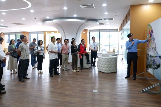 Đoàn đại biểu khảo sát thực địa các dự án của Đà Nẵng