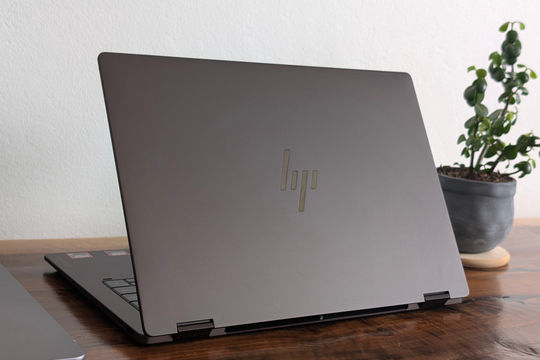 HP OmniBook X Flip 14: Tại sao phiên bản AMD Zen 5 lại đáng mua hơn Intel Panther Lake?