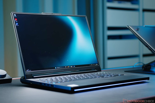 Lenovo Legion Pro 7i trang bị RTX 5080 giảm mạnh 850 USD