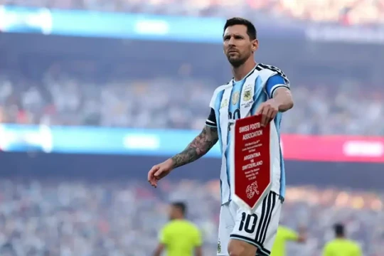 Messi chấn chỉnh trọng tài tại tứ kết World Cup 2026: Đẳng cấp của vị thủ quân