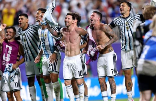 Argentina hạ Thụy Sĩ 3-1: Nghệ thuật đi bộ và sự tĩnh lặng đáng sợ của Lionel Messi