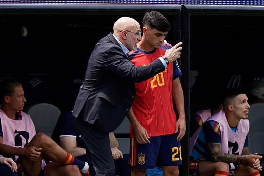 Tại sao Pedri không thể đá như ở Barca? Lời giải mã từ HLV Luis de la Fuente