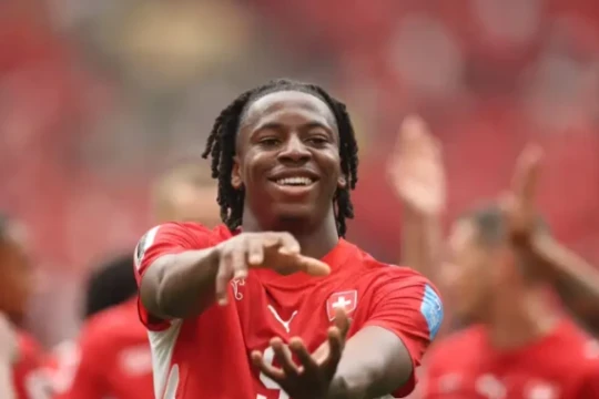 Aston Villa nẫng tay trên Newcastle chiêu mộ Johan Manzambi giá 50 triệu bảng