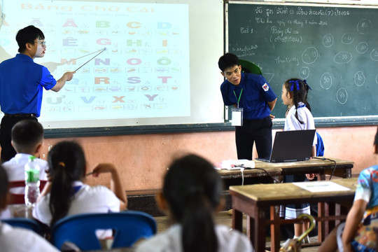 Kết nối tình yêu tiếng Việt trên đất Lào