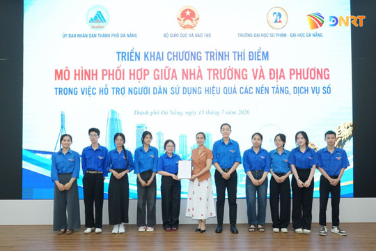 Sinh viên về phường hỗ trợ người dân làm thủ tục trực tuyến