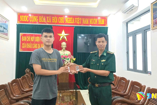 Cán bộ biên phòng Đà Nẵng trao trả tài sản cho người đánh rơi