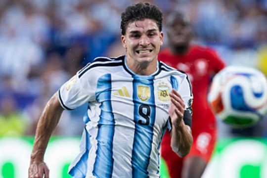 Arsenal dùng Gyokeres đổi Julian Alvarez, Liverpool giữ chân Curtis Jones trước Inter