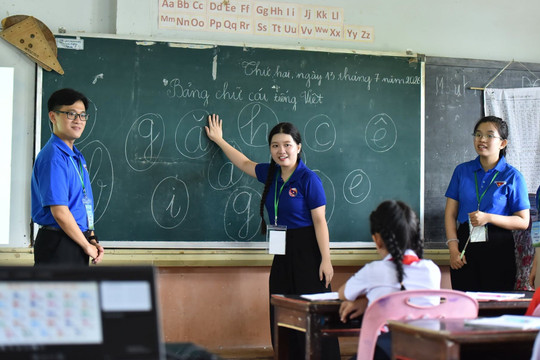 Spreading love for Vietnamese language in Laos