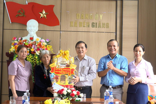 Lãnh đạo Ban Tổ chức Thành ủy Đà Nẵng tặng quà gia đình chính sách tại xã Bến Giằng