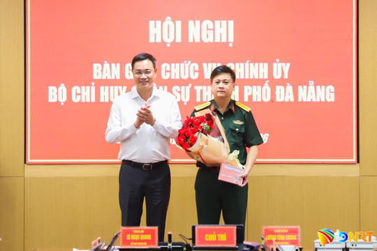Bàn giao chức vụ Chính ủy Bộ Chỉ huy Quân sự thành phố Đà Nẵng