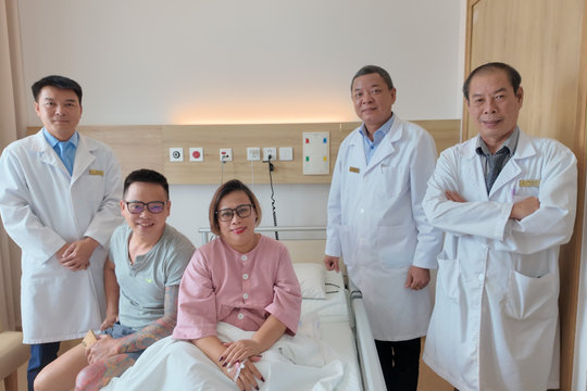 Vinmec Đà Nẵng mổ cấp cứu loại bỏ khối u buồng trứng cho bệnh nhân suy thận