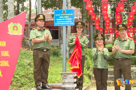 Đoàn công tác Ban phụ nữ, Ban thanh niên, Công an thành phố Đà Nẵng viếng hương tại Khu di tích An ninh khu V