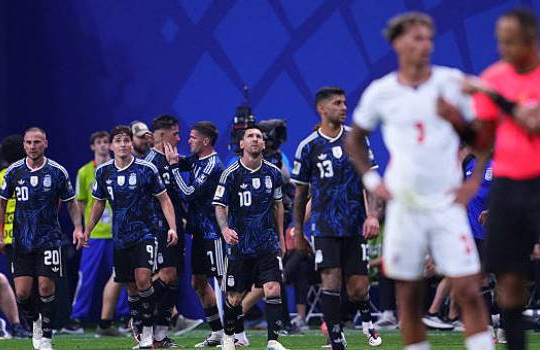 Argentina ngược dòng hạ Anh 2-1: Bản lĩnh nhà vua và khoảnh khắc thiên tài của Messi