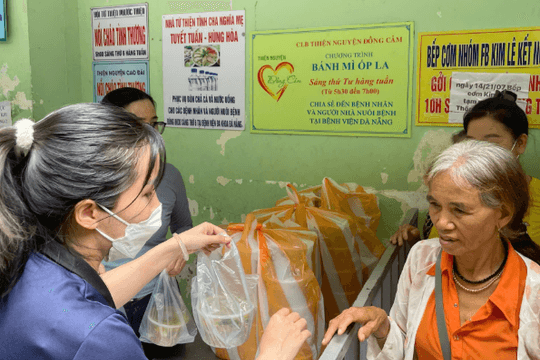 Câu lạc bộ Từ thiện Hương Lam trao 700 suất ăn và mang ánh sáng cho bệnh nhân nghèo