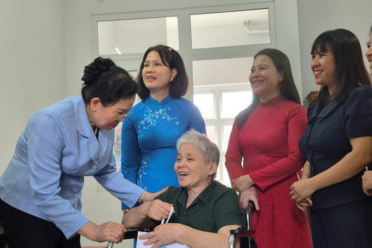 Chủ tịch Hội Liên hiệp Phụ nữ Việt Nam thăm, tặng quà người có công cách mạng tại Đà Nẵng