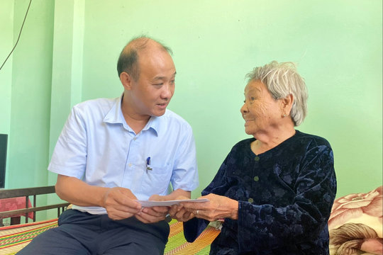 Phó Chủ tịch UBND thành phố Lê Quang Nam thăm, tặng quà người có công tại Nông Sơn và Duy Xuyên