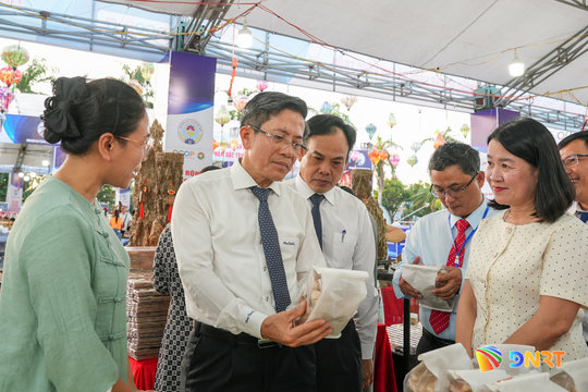Khai mạc hội chợ xúc tiến thương mại