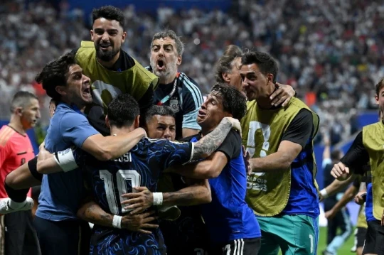 World Cup 2026: FIFA điều tra Argentina vụ băng rôn Falkland, Ibrahimovic dội gáo nước lạnh vào tuyển Anh
