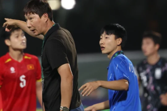HLV Kim Sang-sik và 'tấm khiên' thép: Triết lý thực dụng cho tham vọng vô địch AFF Cup 2026