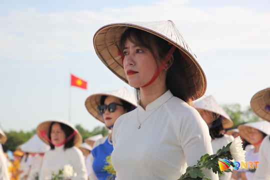 Hơn 1.500 phụ nữ Đà Nẵng dâng hoa tri ân Mẹ Việt Nam anh hùng