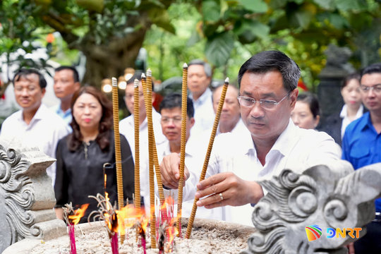 Đoàn lãnh đạo thành phố Đà Nẵng dâng hương tri ân tại Đền thờ các Anh hùng liệt sĩ đường 20 - Quyết Thắng và hang Tám Cô