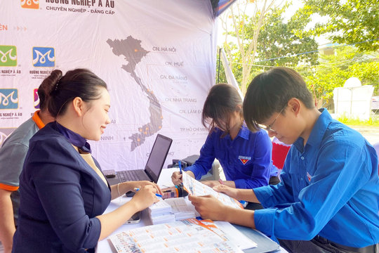 Xã Hòa Tiến tổ chức ngày hội tư vấn hướng nghiệp, đào tạo nghề và giới thiệu việc làm