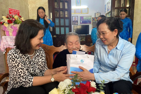 Lãnh đạo Hội Liên hiệp Phụ nữ Việt Nam dâng hương tri ân Mẹ Việt Nam anh hùng Nguyễn Thị Thứ