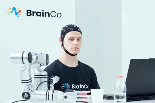 Công nghệ điều khiển robot bằng ý nghĩ của BrainCo: Bước tiến mới của giao diện não máy