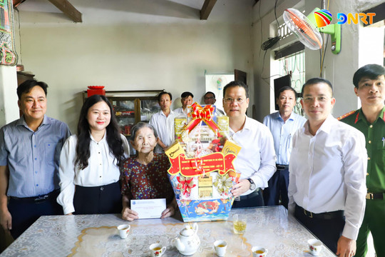 Chủ tịch UBND thành phố Đà Nẵng Nguyễn Mạnh Hùng thăm gia đình người có công cách mạng