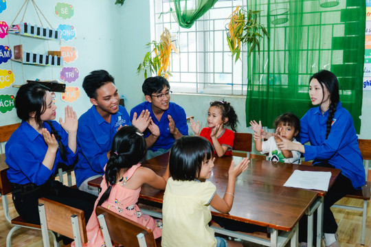 Gieo tri thức từ “lớp học áo xanh”