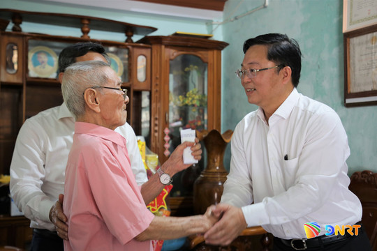 Chủ tịch Ủy ban MTTQ Việt Nam thành phố Lê Trí Thanh thăm, tặng quà gia đình có công tại phường Bàn Thạch và phường Hòa Cường