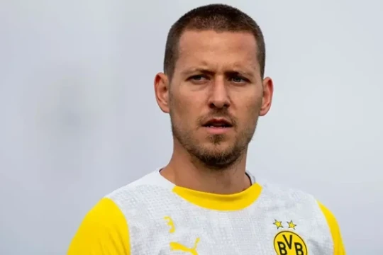 Manchester United dẫn đầu cuộc đua giành Waldemar Anton với giá 35 triệu bảng