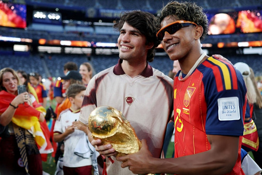 Carlos Alcaraz và Lamine Yamal: Khoảnh khắc biểu tượng của thể thao Tây Ban Nha tại chung kết World Cup 2026