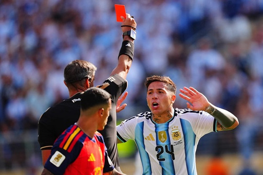 Tấm thẻ đỏ của Enzo Fernandez và đoạn kết buồn cho Lionel Messi tại chung kết World Cup