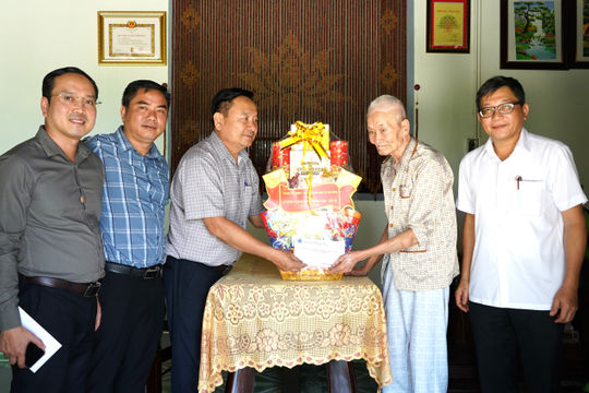 Phó Chủ tịch HĐND thành phố Nguyễn Công Thanh thăm, tặng quà gia đình chính sách tại Quế Phước