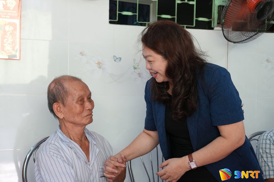 Phó Chủ tịch Thường trực Ủy ban MTTQ Việt Nam thành phố Nguyễn Thị Thu Lan thăm người có công cách mạng