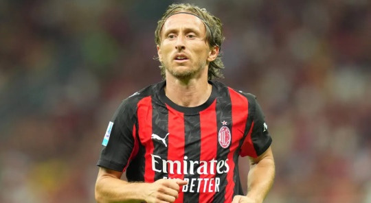 Luka Modric gia hạn hợp đồng với AC Milan đến năm 2027