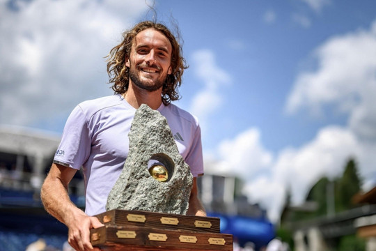 Stefanos Tsitsipas đăng quang tại Gstaad: Chấm dứt 16 tháng khát danh hiệu và lời khẳng định từ vực thẳm