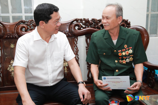 Phó Chủ tịch Thường trực HĐND thành phố Trần Phước Sơn thăm, tặng quà các gia đình chính sách