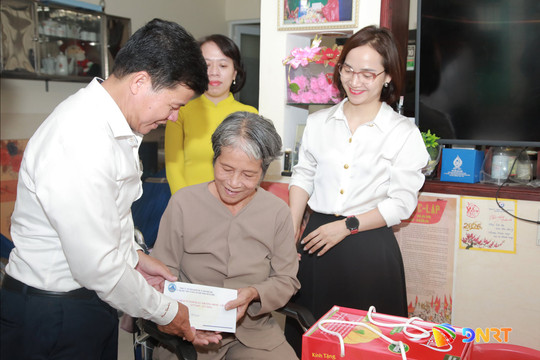 Trưởng ban Nội chính Thành ủy Võ Công Chánh thăm gia đình có công với cách mạng tiêu biểu