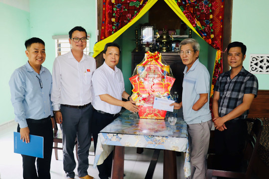 Ban Đô thị HĐND thành phố tặng quà người có công tại phường Điện Bàn