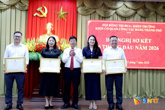 Tặng Bằng khen cho 4 tập thể thuộc Khối cơ quan công tác Đảng thành phố