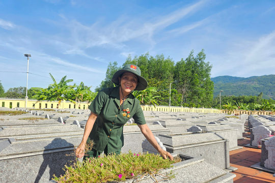 Hơn 40 năm thầm lặng trông nom nghĩa trang liệt sĩ