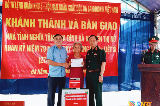 Bàn giao nhà tình nghĩa cho nạn nhân chất độc da cam tại xã Quế Sơn Trung