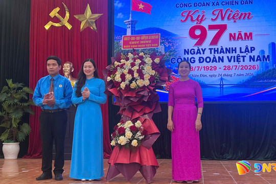 Trao tặng 400 suất quà nhân kỷ niệm 97 năm ngày thành lập Công đoàn Việt Nam (28/7)
