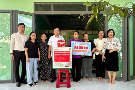 Bàn giao nhà tình nghĩa cho nạn nhân chất độc da cam ở phường Hội An Tây