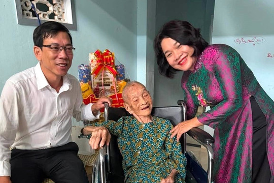 Lãnh đạo Ban Tuyên giáo và Dân vận Thành ủy tặng quà gia đình chính sách tại xã Tiên Phước