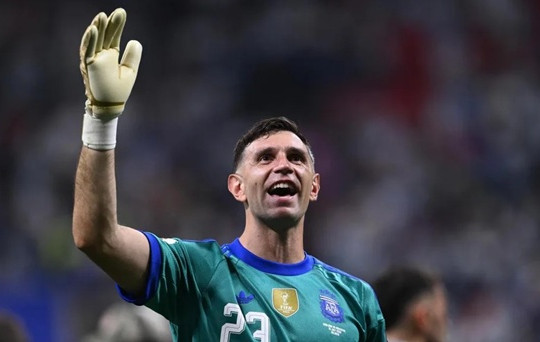 Aston Villa hét giá 12 triệu euro cho Emiliano Martinez khiến Juventus bế tắc