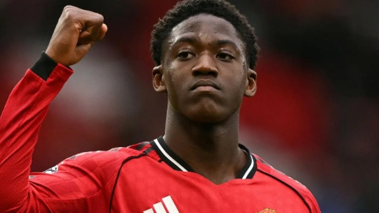 Vì sao Kobbie Mainoo là hạt nhân trung tâm hàng tiền vệ Manchester United dưới thời HLV Carrick?