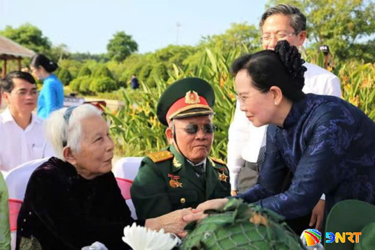 Ngàn trái tim hóa thành đóa cúc trắng tri ân